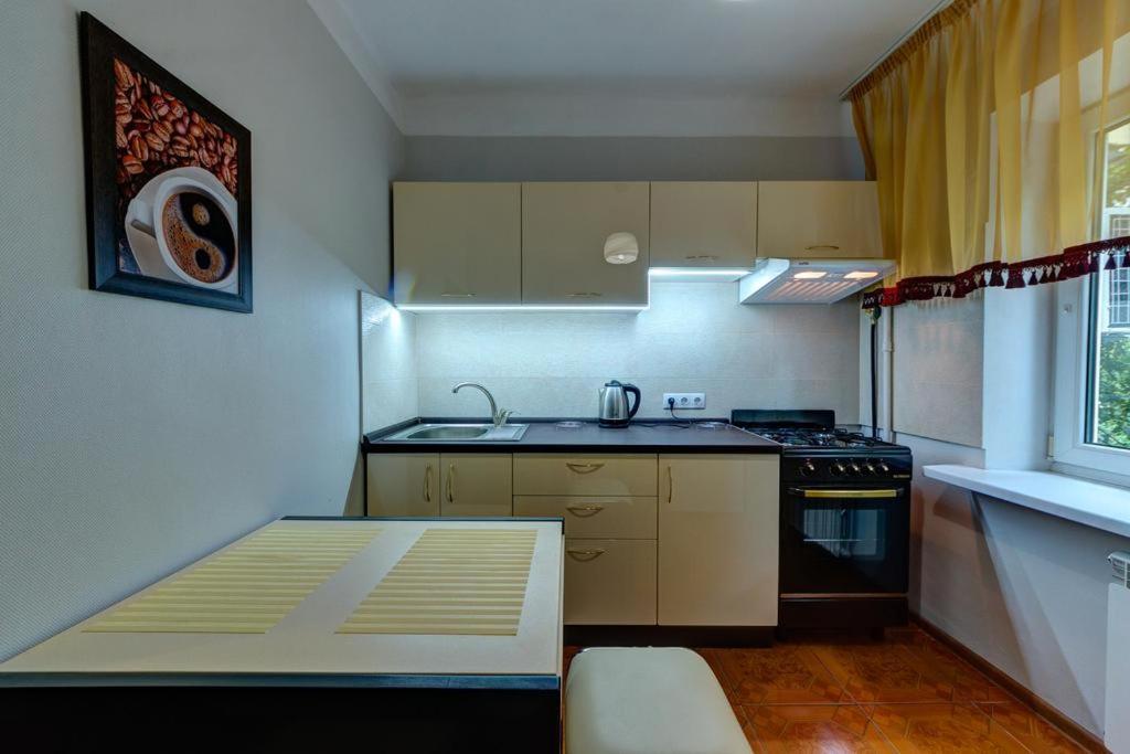 шикарная 2к бульвар дружбы народов 8а Apartment Kyiv